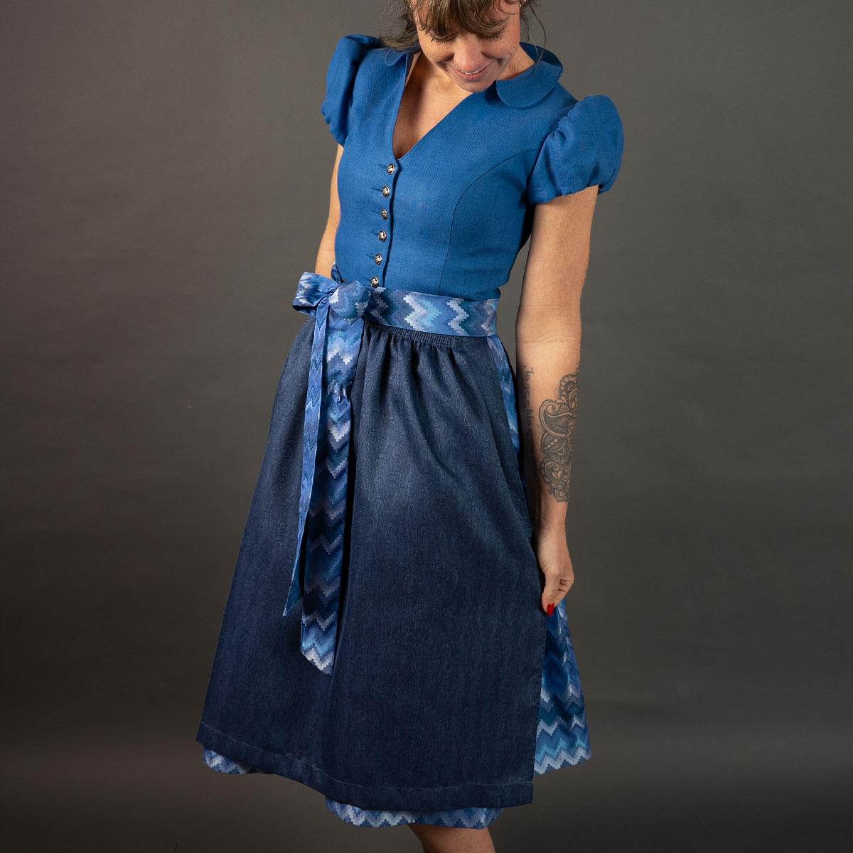 Hochwertiges Blaues Dirndl mit Bubikragen von Elli und Juliette