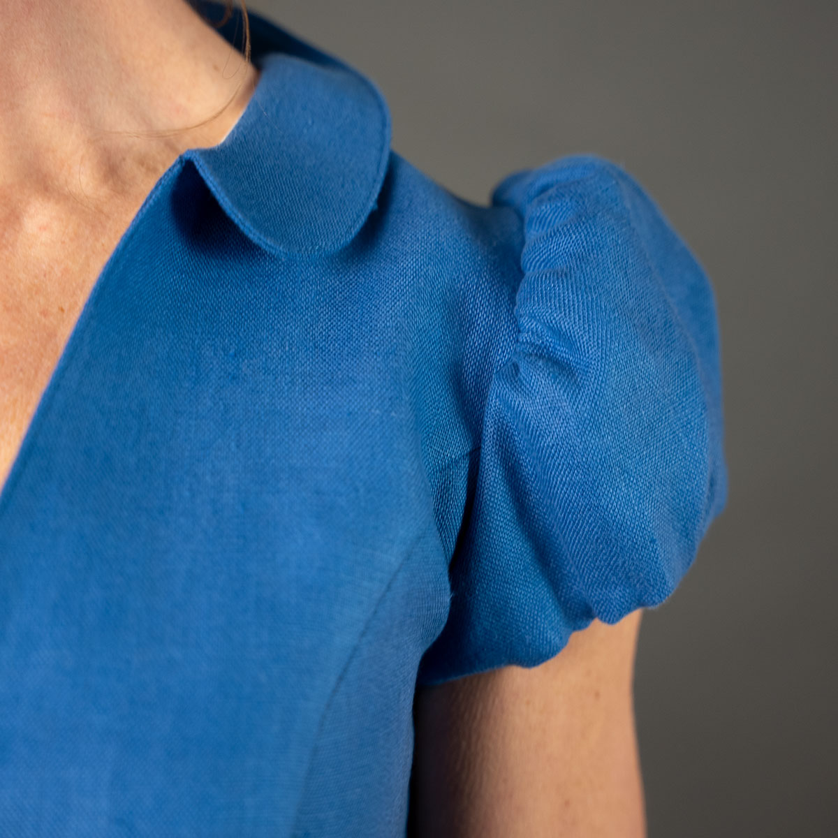 Puffarm Dirndl Leinen von Elli und Juliette in Blau