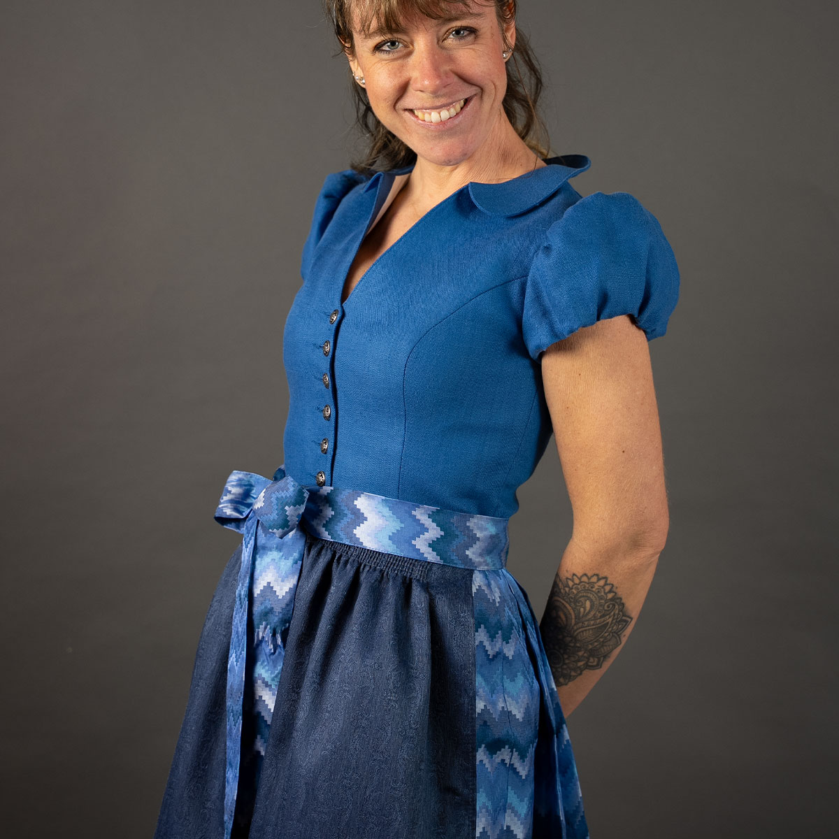 Blaues Dirndl mit Bubikragen mit Leinen Mieder von Elli & Juliette