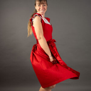 Rotes Dirndl mit abnehmbaren Flügelärmel