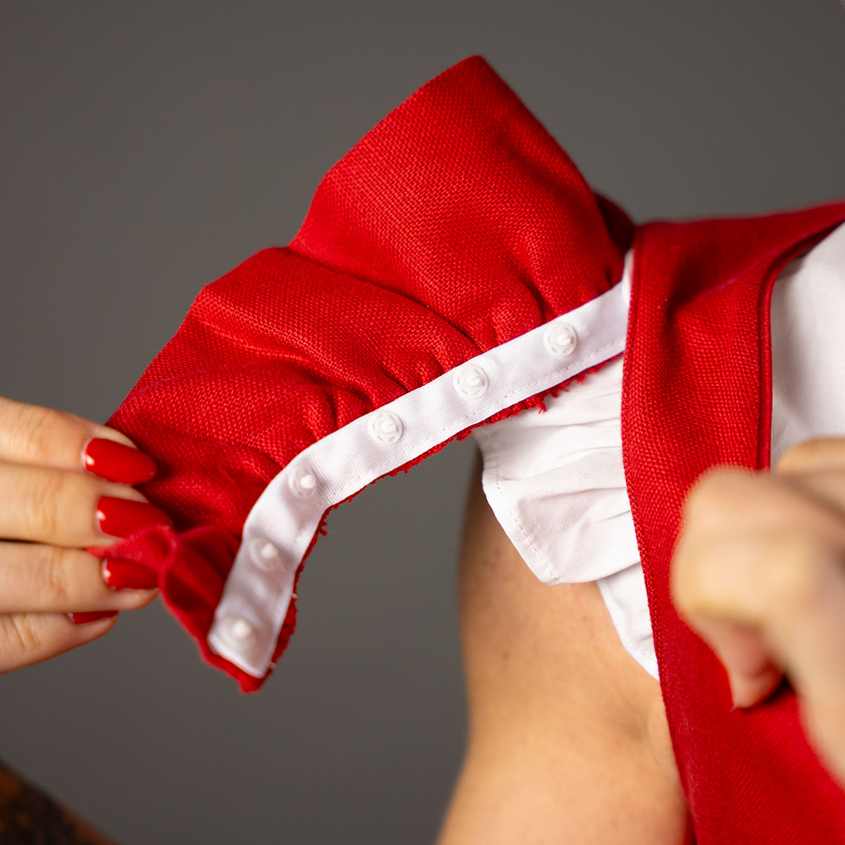 rotes-dirndl-fluegelaermel-druckknoepfe-elli-juliette
