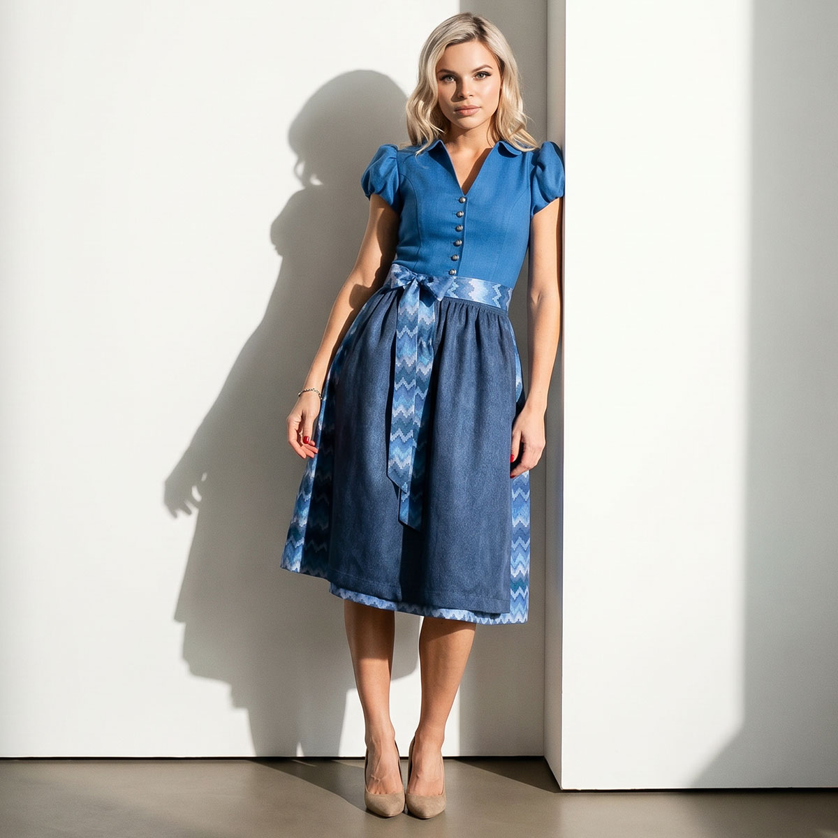 Mittelblaues Dirndl Bobbi Ophelia mit romantischen Puffärmeln von Elli & Juliette